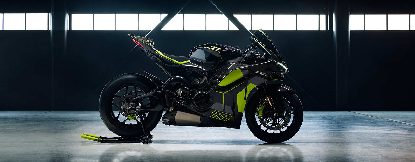 This is the new Panigale V4 Lamborghini special limited numbered edition.